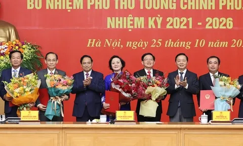 Thủ tướng trao quyết định bổ nhiệm và giao nhiệm vụ cho 2 Phó Thủ tướng, 3 Bộ trưởng