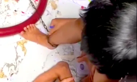 Bé gái bị cha xích chân trong căn phòng bẩn thỉu ở Đắk Lắk