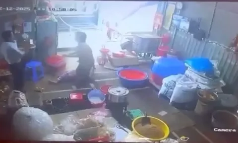 Người đàn ông dùng dao đâm vợ 'hờ' rồi tự sát