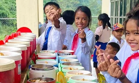 Hỗ trợ bữa ăn trưa cho học sinh tiểu học, THCS ở các xã biên giới