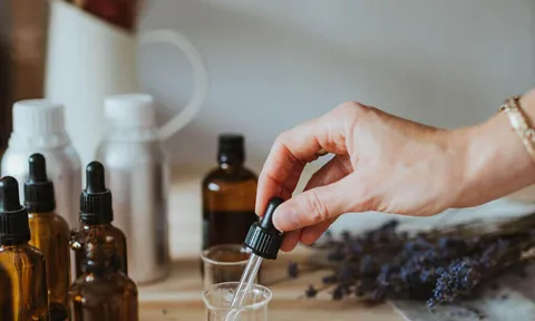Chiết tinh dầu từ can lớn sang chai nhỏ rồi dán nhãn hiệu riêng để bán, hộ kinh doanh tính thuế ra sao?