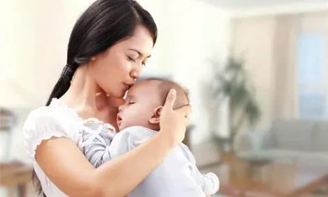 Lao động nữ có được áp dụng cùng lúc chế độ giảm giờ làm và nghỉ nuôi con dưới 12 tháng tuổi?