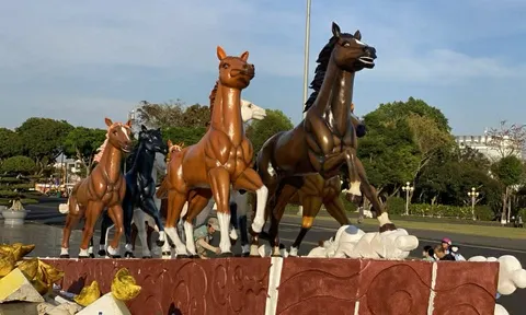 Năm ngựa tản mạn ngựa
