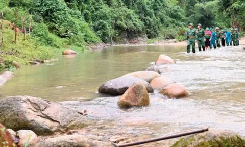 Lặng thầm bước chân giữa mùa xuân