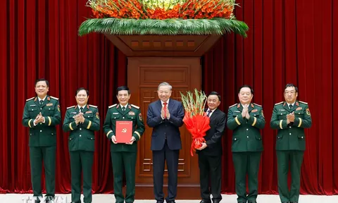 Tổng Bí thư, Chủ tịch nước trao các quyết định của Bộ Chính trị về công tác cán bộ