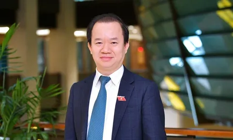 Giữ vững "ngọn đèn" của sự thật