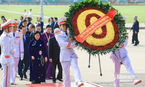 Đoàn đại biểu dự Đại hội MTTQ Việt Nam lần thứ XI vào Lăng viếng Chủ tịch Hồ Chí Minh