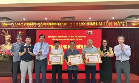Đảng bộ Trung ương Hội Luật gia Việt Nam trao tặng Huy hiệu Đảng cho các đảng viên