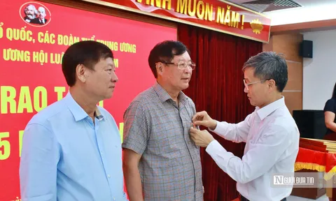 Trao Huy hiệu 35 năm tuổi Đảng cho 5 đảng viên Đảng bộ Trung ương Hội Luật gia Việt Nam