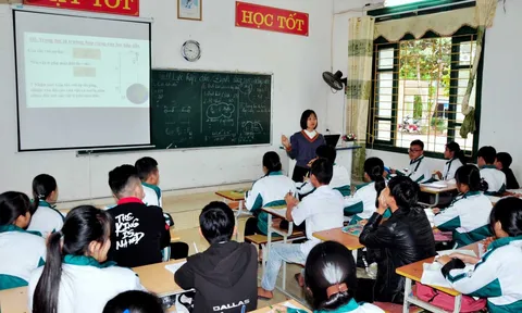 Điểm mới về 4 môn học trong Chương trình giáo dục thường xuyên cấp THCS và THPT