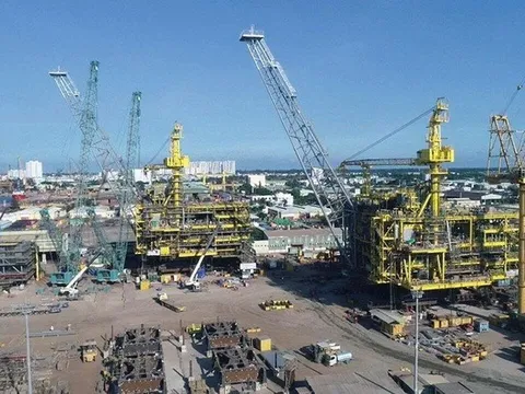 Đánh giá tư cách hợp lệ của nhà thầu trong gói thầu dầu khí cần căn cứ quy định nào?