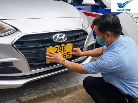 Xe biển vàng có bắt buộc mặc đồng phục, đeo thẻ trong mọi trường hợp không?