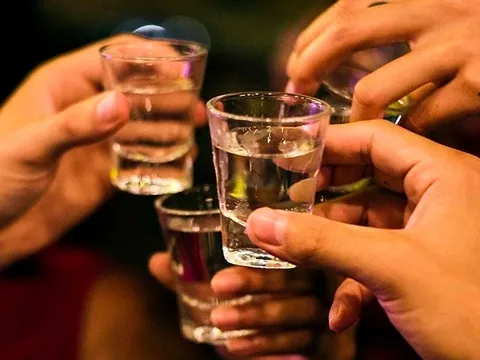 Uống rượu bia trong giờ làm việc, học tập có thể bị phạt tới 3 triệu đồng