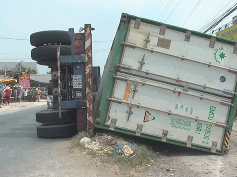 Container chở hàng bị lật nghiêng, đè tử vong 3 người đi ở Đồng Tháp