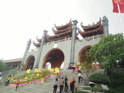 TP.Uông Bí yêu cầu chùa Ba Vàng chấm dứt việc "thỉnh vong"