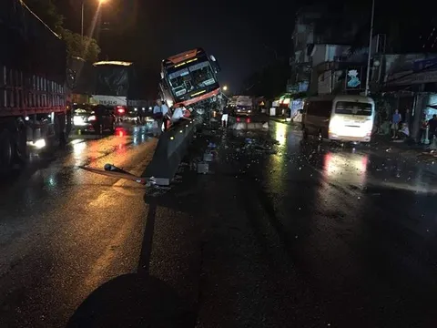 Tài xế buồn ngủ, xe khách phi lên nằm vắt vẻo trên dải phân cách