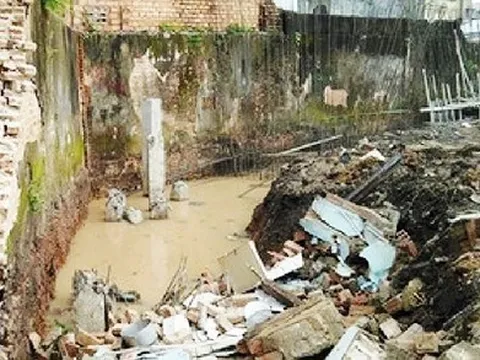 Bố đào mương, tường bao đổ sập đè chết con gái 8 tuổi
