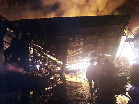 Cháy lớn tại xưởng dầu ven Sài Gòn