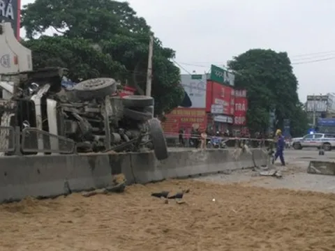 Xe bồn lật nghiêng, hàng ngàn lít xăng tràn lênh láng trên quốc lộ