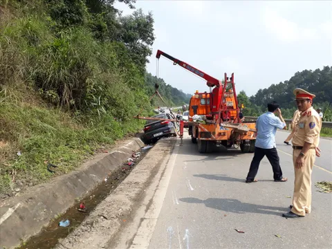 Va chạm với ô tô, 2 người phụ nữ nhập viện