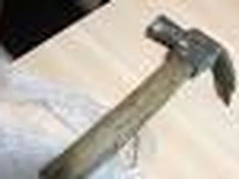 Tạm giữ giám đốc dùng búa đánh vào đầu phó giám đốc, trợ lý