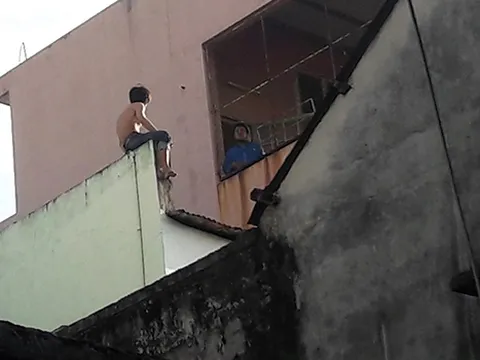 Người đàn ông ngáo đá, mang dao trèo lên nóc nhà cố thủ 2 giờ đồng hồ