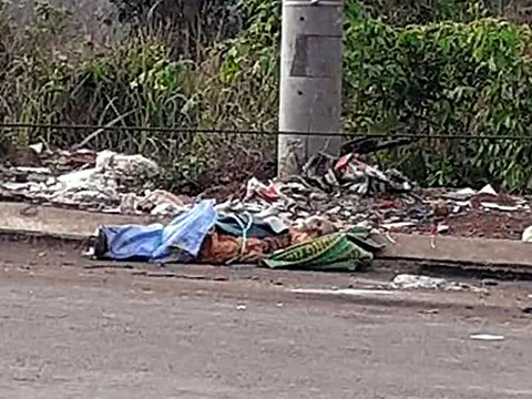 Phát hiện thi thể phụ nữ quấn trong chiếu bỏ ven đường