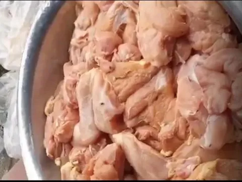 Nhà cung cấp thực phẩm nói gì về 35 kg thịt gà có 'mùi lạ' vào trường Tiểu học Chu Văn An?