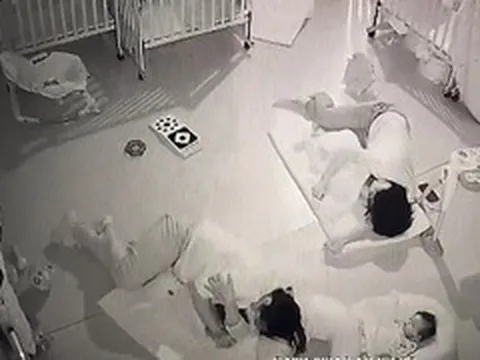 Bé 11 tháng tuổi tử vong vì bị cô giáo đè lên người bắt ngủ trưa