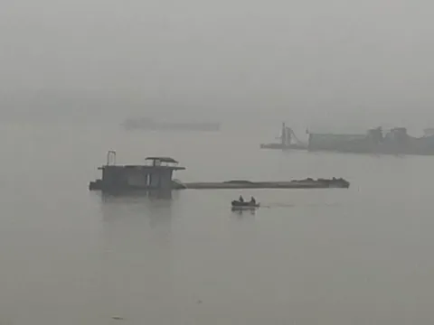 Phúc Thọ, Hà Nội: Xuất hiện nhiều tàu lạ khai thác cát ở xã Vân Nam?