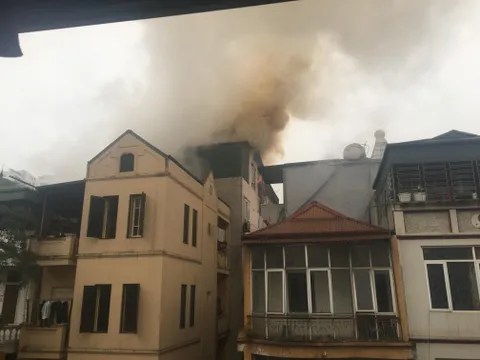 Hà Nội: Căn nhà 5 tầng bốc cháy dữ dội