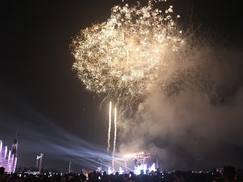 Nghệ An bắn pháo hoa 15 phút thắp sáng đêm khai mạc Lễ hội Du lịch Cửa Lò