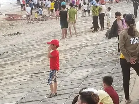 Tìm thấy thi thể nam sinh lớp 5 bị sóng cuốn trôi lúc tắm biển