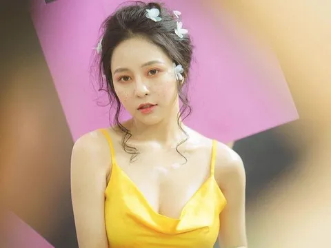 Hotgirl Trâm Anh tắt máy khi bị nghi lộ clip nhạy cảm