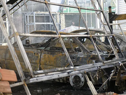 Cháy gara ở Sài Gòn, 7 ôtô bị thiêu rụi