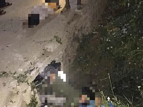 Mất lái xe máy lao vào ống cống ven đường, 3 học sinh tử vong