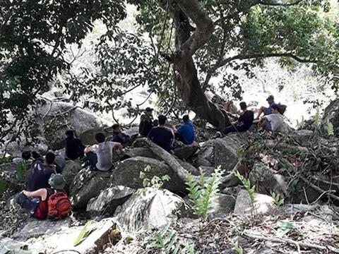 10 thanh niên bị đàn ong đốt khi leo núi Bà Đen