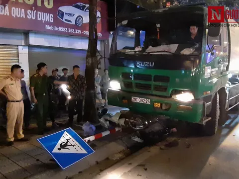 Xe chở rác đâm vào người dừng đèn đỏ giữa đêm
