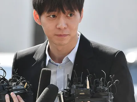 Park Yoo Chun trình diện cảnh sát vì cáo buộc sử dụng ma túy