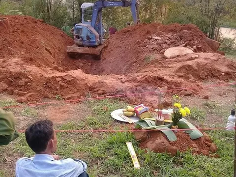 Phát hiện thi thể phụ nữ bị cuốn chăn, đang phân hủy dưới giếng nước