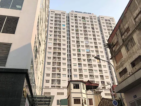 Bé trai ở Hà Nội rơi từ tầng 11 chung cư xuống đất