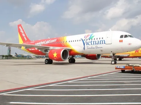 Niêm phong máy bay Vietjet bong tấm ốp sau khi hạ cánh