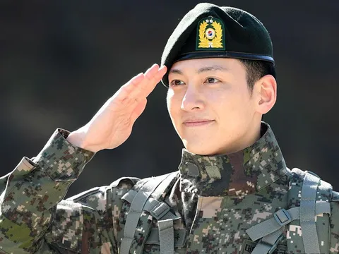 Ji Chang Wook tươi cười xuất ngũ sau ồn ào là khách quen của hộp đêm