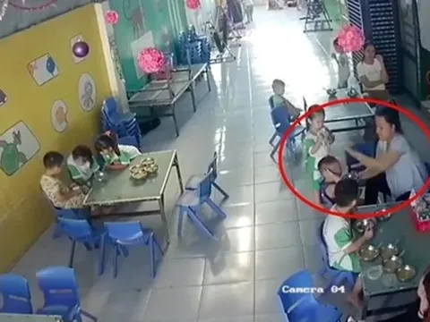 Xác minh bảo mẫu đút cháo như 'nhồi vịt', đánh liên tiếp vào đầu trẻ để chống ói?