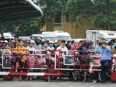 Cấm 9 phà ra đảo Cát Bà, du khách thất thểu chờ 3 tiếng bên ô tô