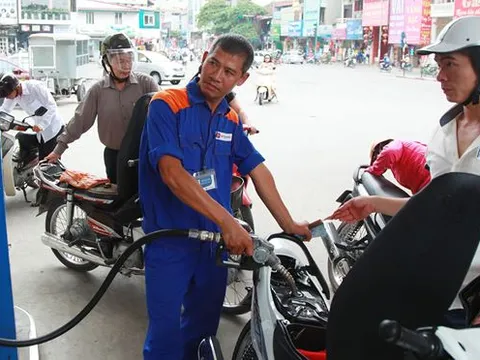 Giá xăng chiều ngày 2/5 vượt mốc 22.000 đồng/lít