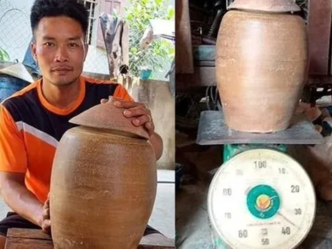 Nghệ An: Đào móng nhà, một người dân phát hiện hũ tiền cổ nặng 36kg