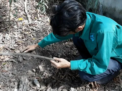 Kiểm tra mẫu vật được cho là xác thai nhi chôn ở nhà máy rác TP.Cà Mau