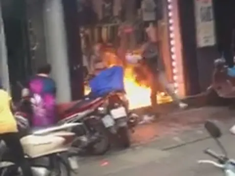 Đến đòi con bất thành, chồng cũ tẩm xăng đốt tiệm quần áo của vợ cũ