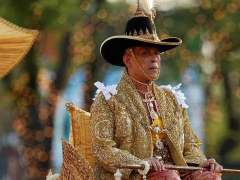 Lễ rước kiệu 16 người khiêng của tân vương Thái Lan